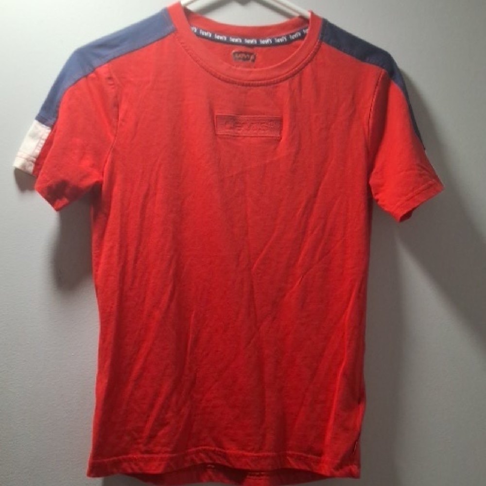 Levi's Red and Navy Short Sleeve‎ Tee.   CAJA # 2 A